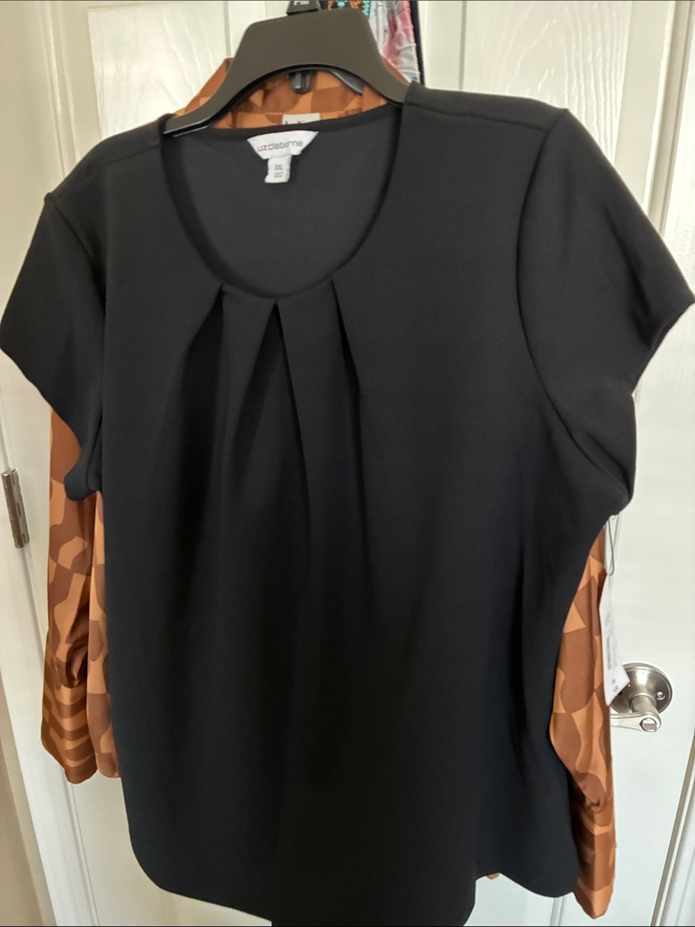 Liz Claiborne Black Short-Sleeve Pleat Front Scoop Neck Blouse